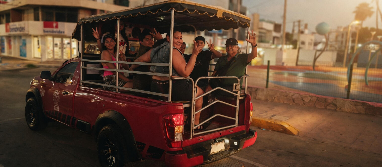 aurigas-mazatlan-tour.webp Auriga turística en el malecón de Mazatlán